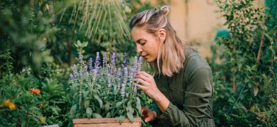 ragazza annusa fiori