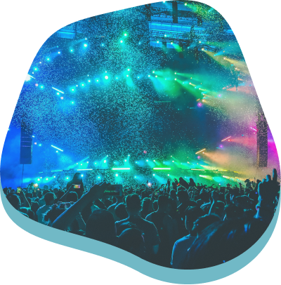il concerto di inizio anno, palco illuminato con una grande folla che balla