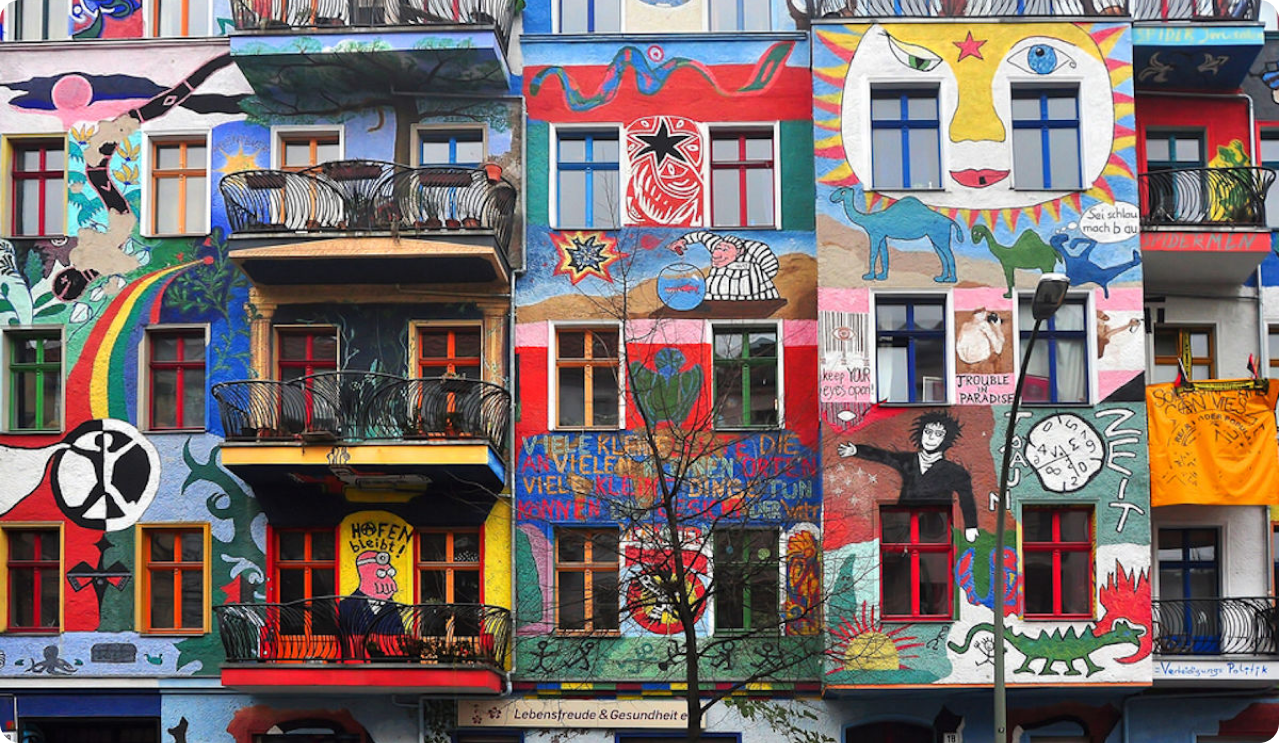 murales di Artistead con la scritta 'believe' circondata da decorazioni gialle,
                                blu e rosse