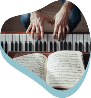 un giovane musicista mentre suona il pianoforte