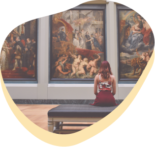 una ragazza mentre osserva un quadro al museo