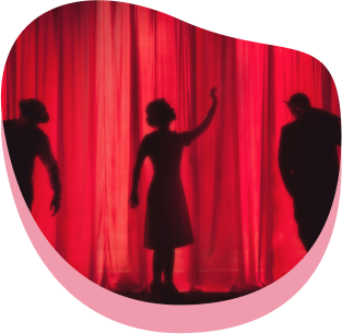 una ragazza sul palco del teatro