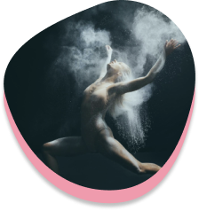 ballerina avvolta dal fumo mentre danza
