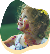 una bimba con il volto colorato dalla pittura