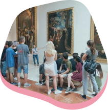 ragazzi della scuola media in visita al museo