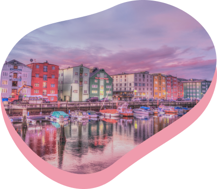 la città di artistead: il fiume con le case colorate al tramonto