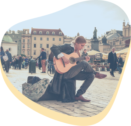 un'artista di strada che suona la chitarra nella piazza di artistead