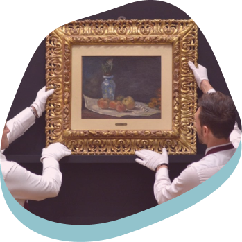 due addetti del museo stanno mostrando un quadro del museo Onzin