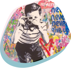 un murales che ritrae un bambino mentre
                                                                    scatta una foto