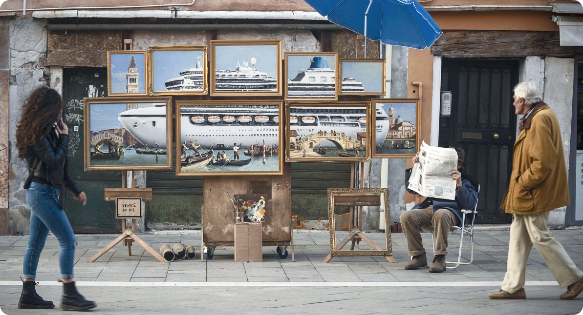 la via di artistead che ospita
                                                    una mostra con le opere degli artisti locali