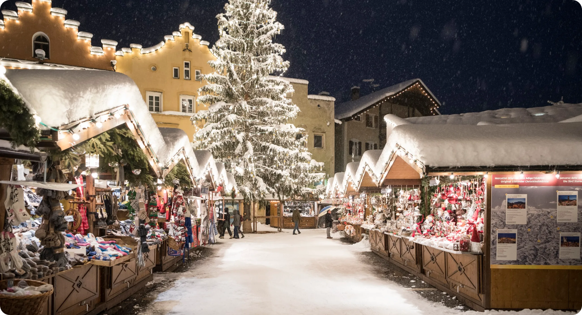 il mercatino della piazza principale innevato