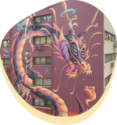 grattacielo dipinto con l'immagine di un drago su sfondo rosa