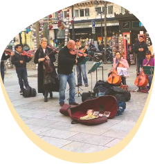 artista di strada mentre suona il violino
