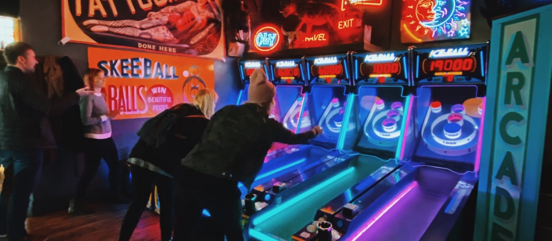 Ragazzi giocano nella Vice Arcade