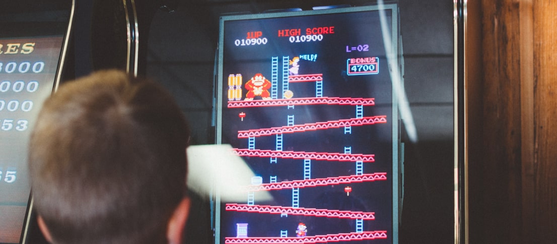 Bambino gioca a Donkei Kong nella Vice Arcade