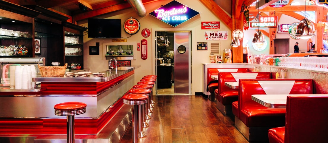 Tavolo e poltrone del Vice Diner