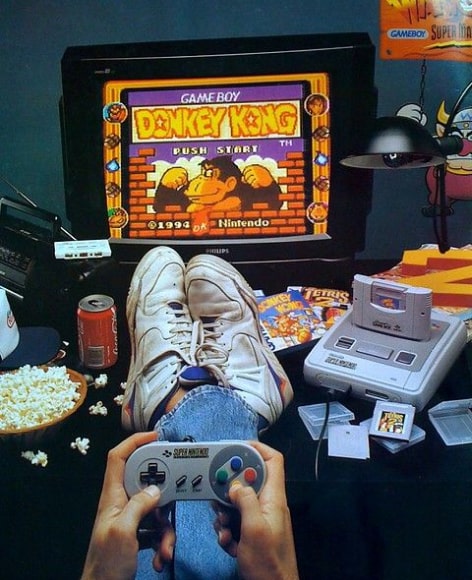 Ragazzo gioca a Donkey Kong sulla Play Station 1