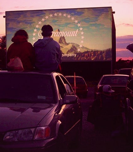 Coppia di giovani guarda un film al cinema Drive In