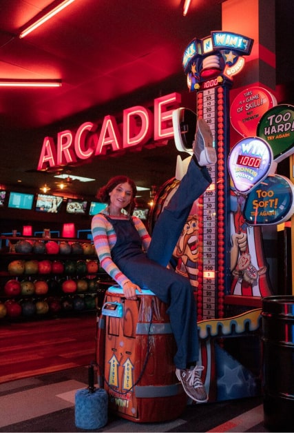Ragazza in una sala giochi