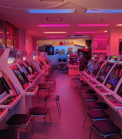 Interno di una sala giochi