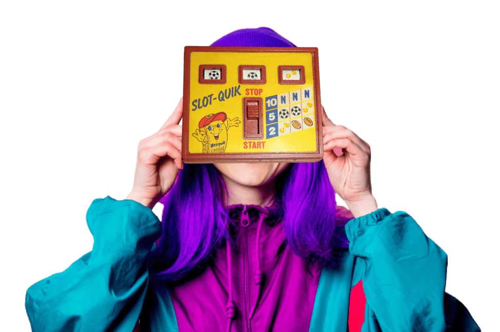 Ragazza tiene in mano il gioco del Nesquik
