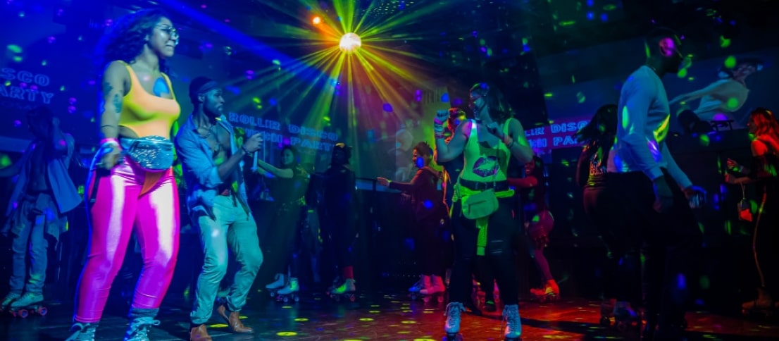 Ragazzi che ballano alla Roller Disco