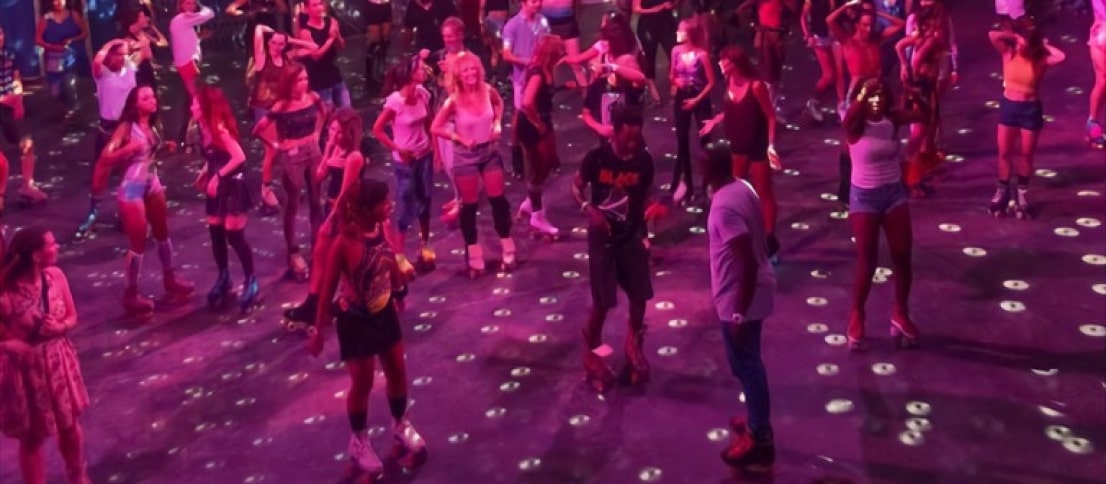 Ragazzi che ballano alla Roller Disco