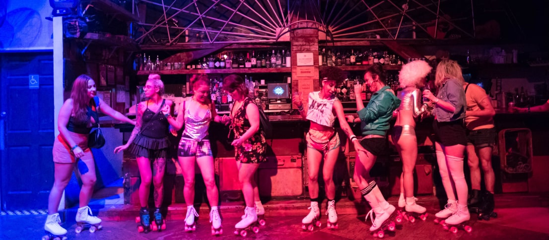Ragazzi in piedi vicino al bancone del Roller Disco
