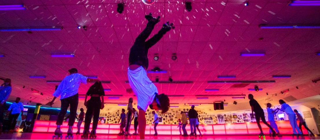 Ragazzo in mezzo alla pista alla Roller Disco